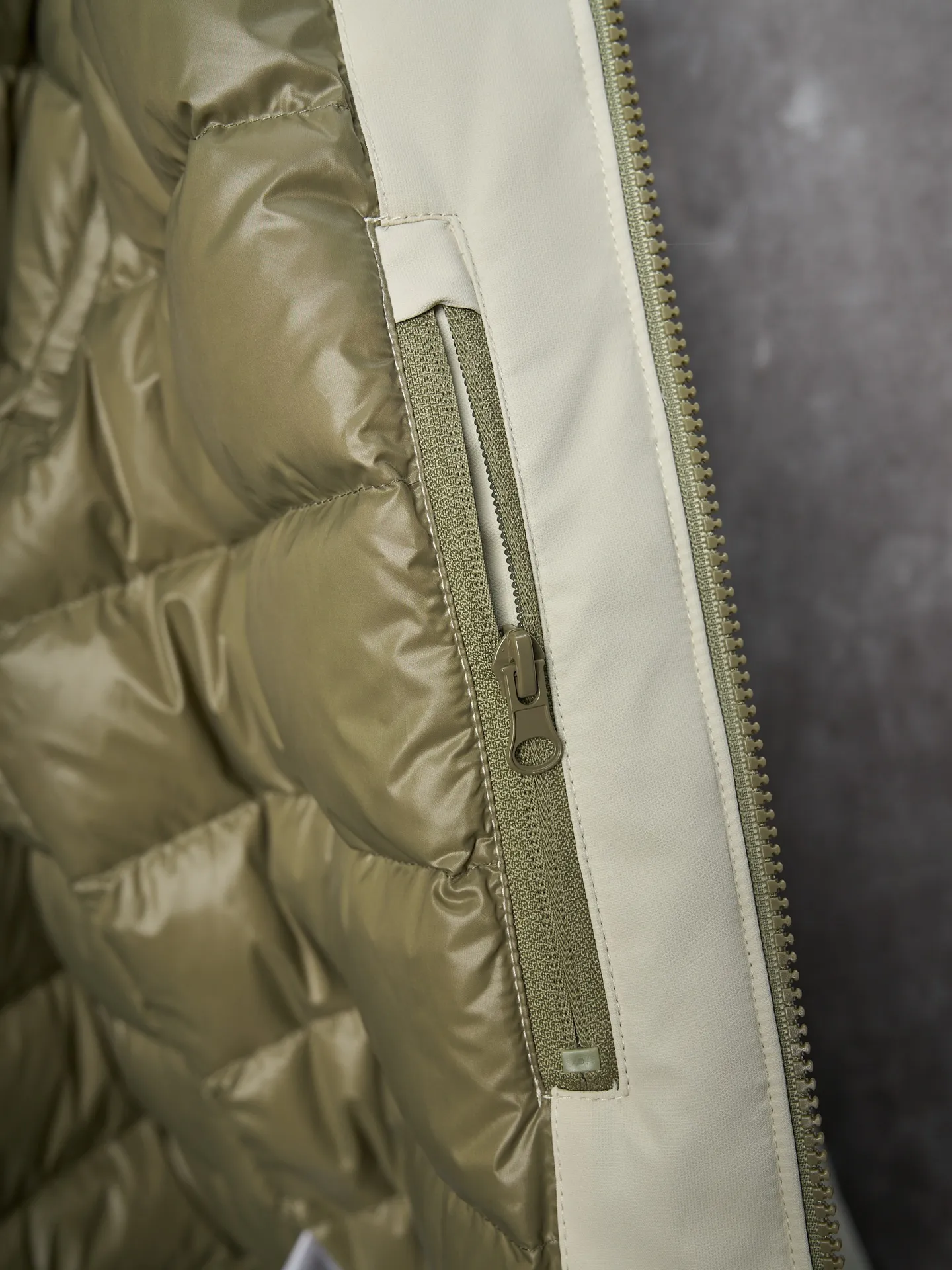 P980 Actual auction】Ralph Lauren/Ralph Lauren pony embroidered zipper hooded down jacket [Ready stock] S M L XL high-quality filling: 90 white duck down is selected, weighing 220g, ensuring excellent thermal insulation performance. After strict screening and processing, the velvet is not easy to be drilled, ensuring durability. The density of high-density nylon taffeta is about 210T-300T, with a smooth and slightly matte surface, excellent windproof and waterproof properties (with DWR water-repellent treatment), strong wrinkle resistance and easy care, in line with the positioning of American casual "durable and practical".  The inner lining is made of 100% polyamide. The high-density and tight weaving process prevents fine lint from getting out of the gaps in the fabric. The smooth surface improves the putting on and taking off experience, and the excellent wear and tear resistance ensures damage caused by frequent use, while the light and soft texture does not affect the overall weight.  The classic jacket has a slightly loose fit, slightly dropped shoulder line (shoulder width is 1-2cm wider than the standard fit), is hip-length, and has slightly tapered straight sleeves, taking into account both freedom of movement and casual style.  The adjustable Velcro on the cuffs allows you to freely adjust the tightness according to the thickness of your wrist and personal preferences, effectively preventing cold wind from intruding, and improving the warmth performance.  In terms of storage, the two front zipper pockets are convenient for you to place frequently used items, and the zipper design ensures that items are not easily lost. A built-in pocket on the left side of the chest provides a safe storage space for some small private items.  The drawstring design at the hem allows you to adjust the shape of the jacket according to your body shape and dressing needs. Whether it is loose and casual or slim and neat, you can easily control it.  Embroidery technology: Polo horse logo on the left chest: flat satin stitch embroidery (satin embroidery), embroidery thread: 100% polyester high color fastness embroidery thread (the color number is consistent with the brand’s standard red color card), stitch density 12-15 stitches/cm, the outline of the horse logo is clear, and the details of the rider and horse are burr-free.  Embroidery positioning: precise positioning through the template (12cm from the neckline and 8cm from the placket) to ensure left and right symmetry and centering.